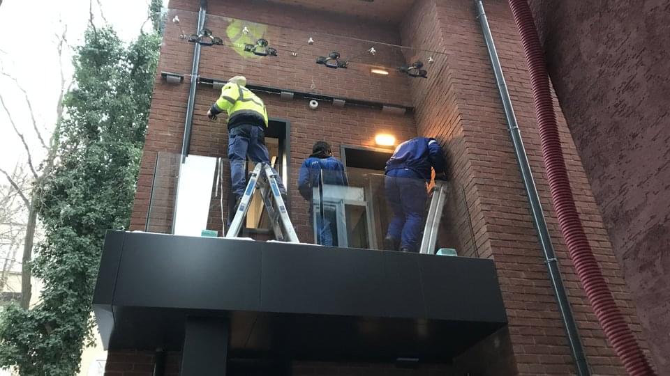 Козирка от INOX конзоли и стъкло
