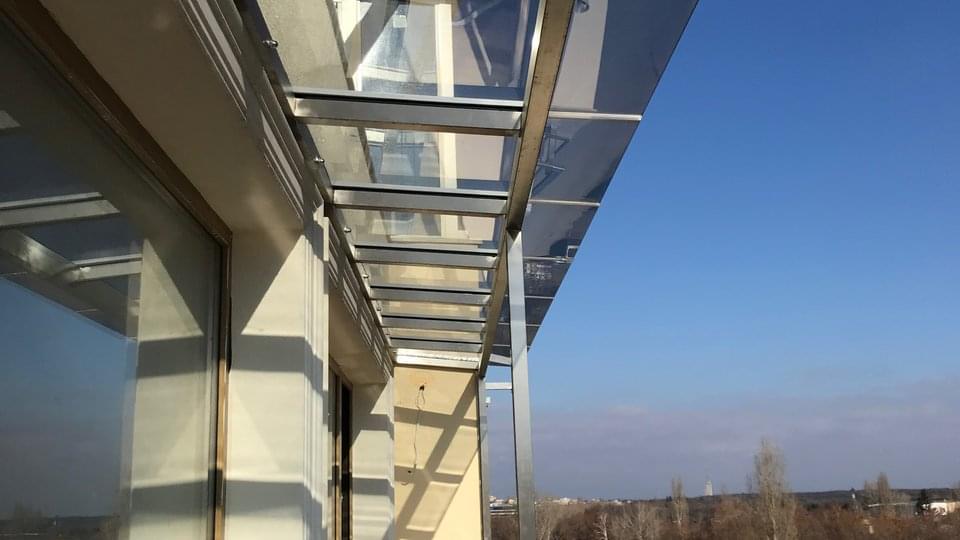 Иноксови конзоли и стъкло с изглед отдолу