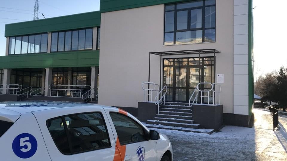 Четири козирки от стоманени профили и стъкло