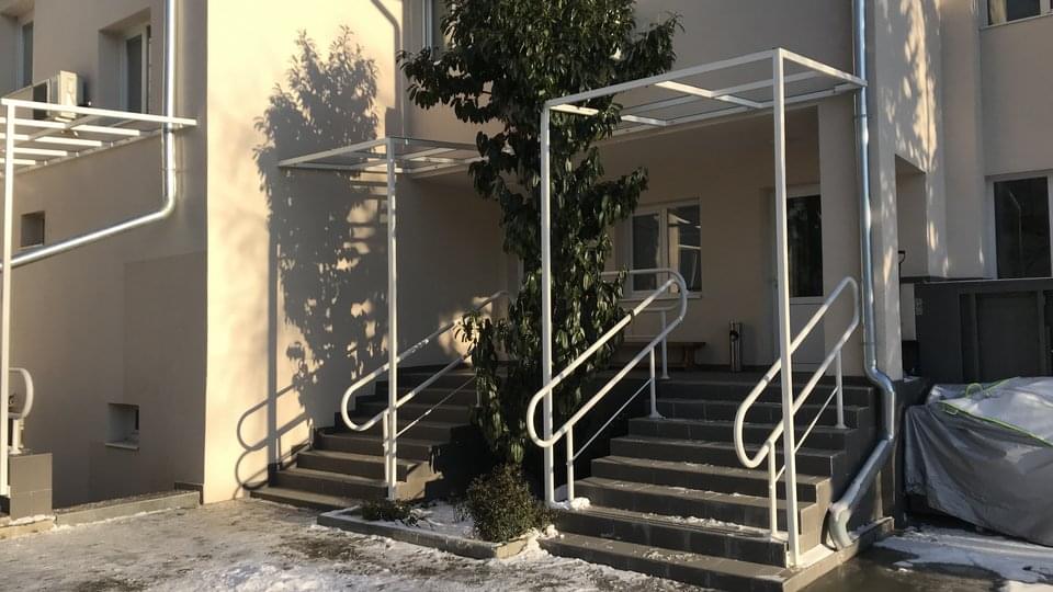 Четири козирки от стоманени профили и стъкло