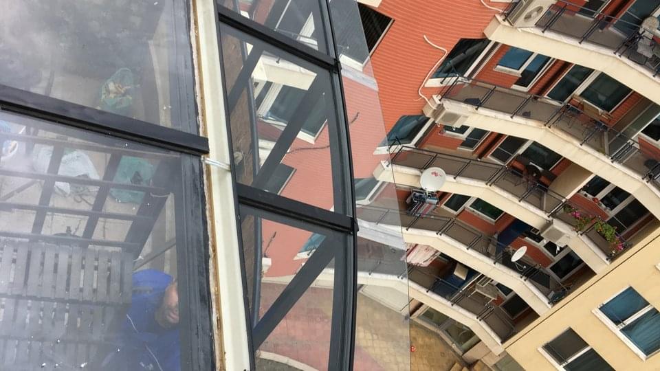 Изглед на стоманена козирка отгоре