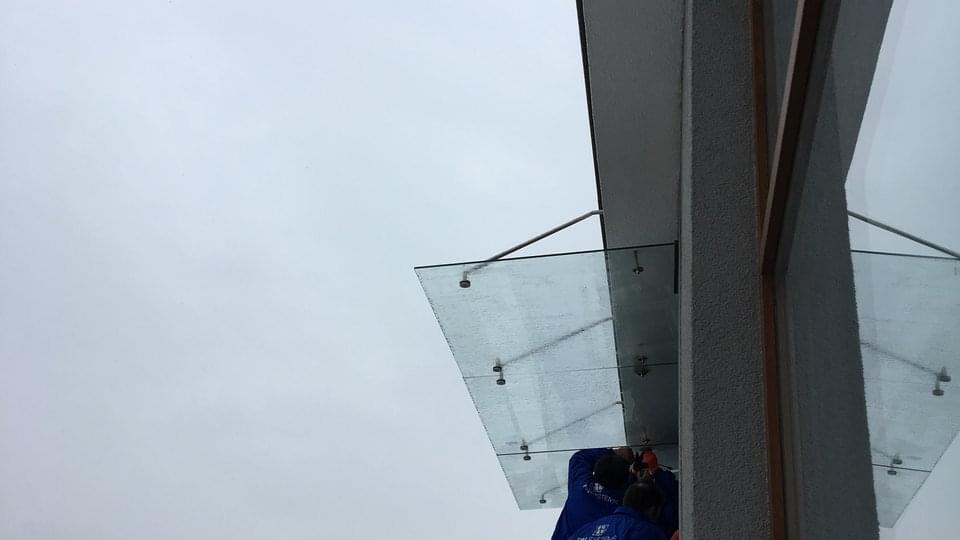 Изглед на стоманена козирка отдолу