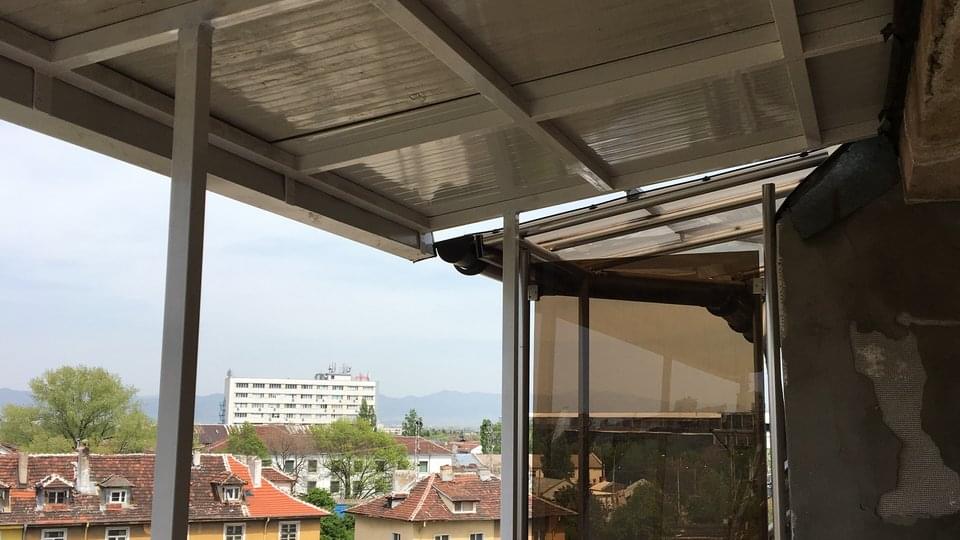 Стоманени козирки със сандвич панели отдолу